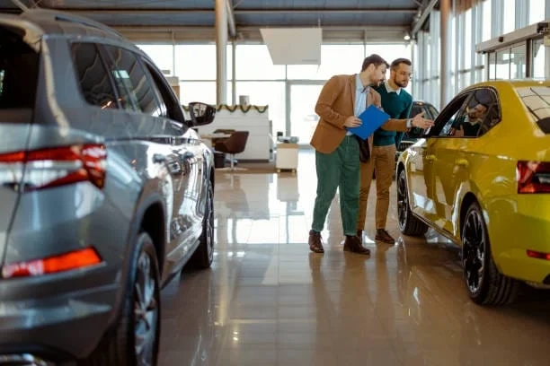 رجال يختارون سيارة فاخرة ضمن خدمات كبار الشخصيات وخدمة تأجير سيارات في تركيا من استريلا.